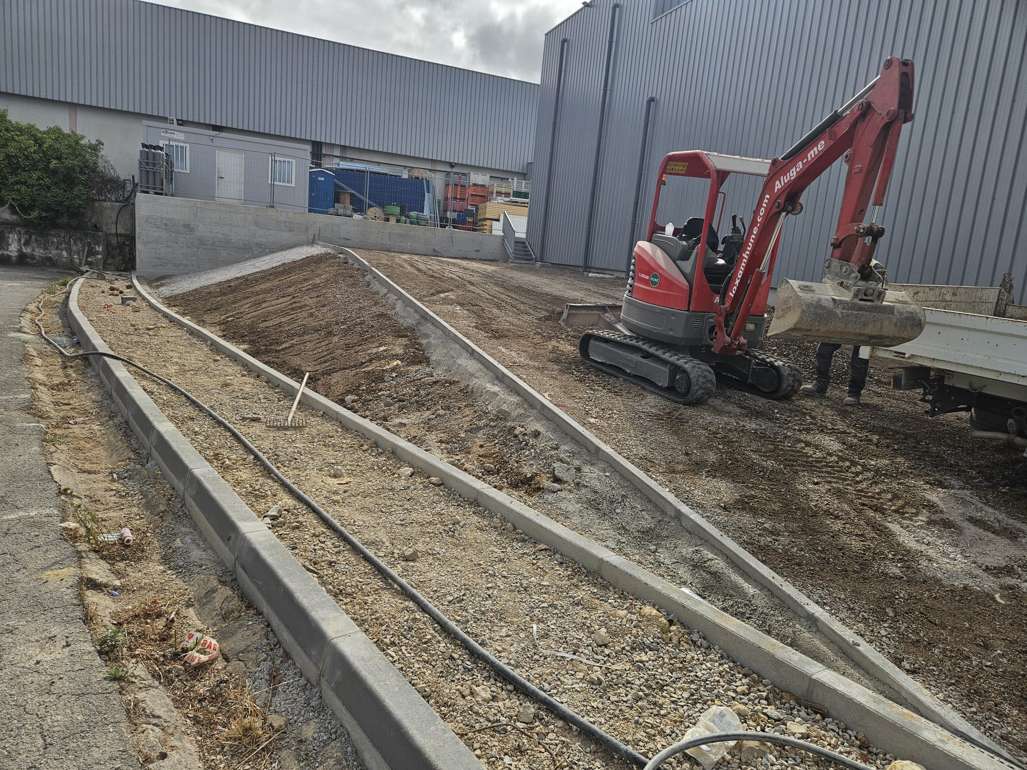 Execução de trabalhos de infraestruturas na Linha do Oeste (troço Bombarral/Sintra), incluindo a instalação de redes de saneamento/drenagem e preparação de terrenos.